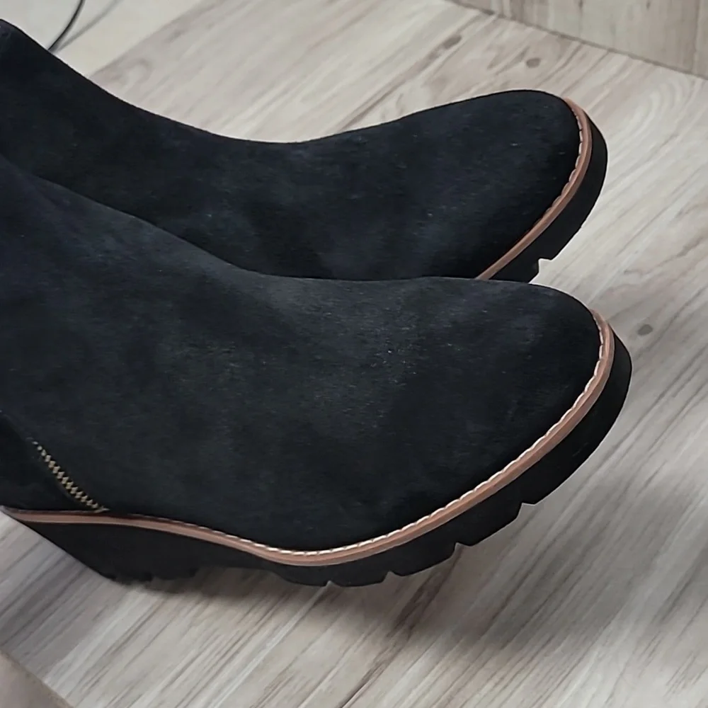 Vionic - Hazel Black Suede Wedge Boot